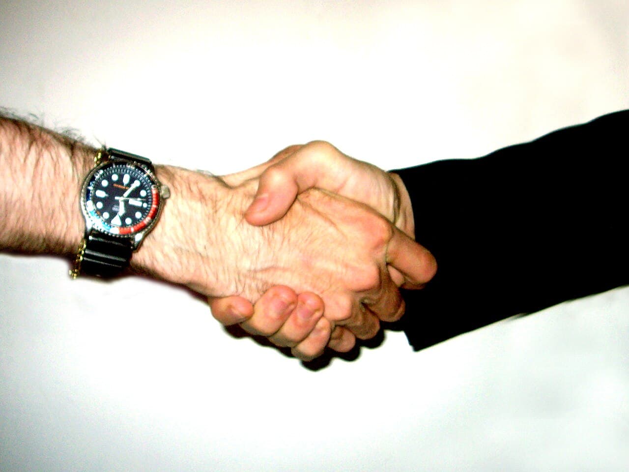 Poignée de main concluant un accord avec un nouveau client