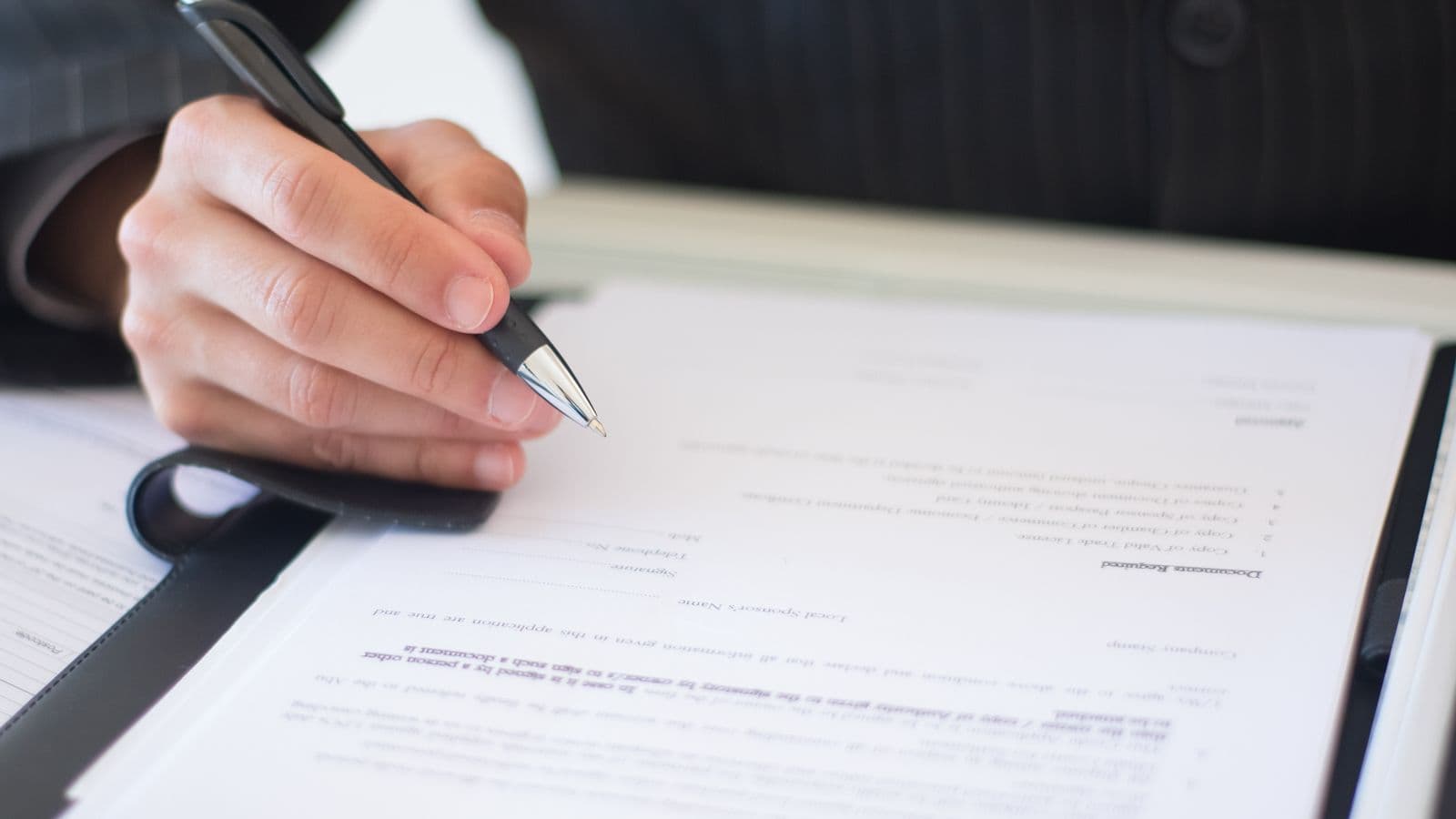 Gros plan sur la signature d'un devis avec un stylo
