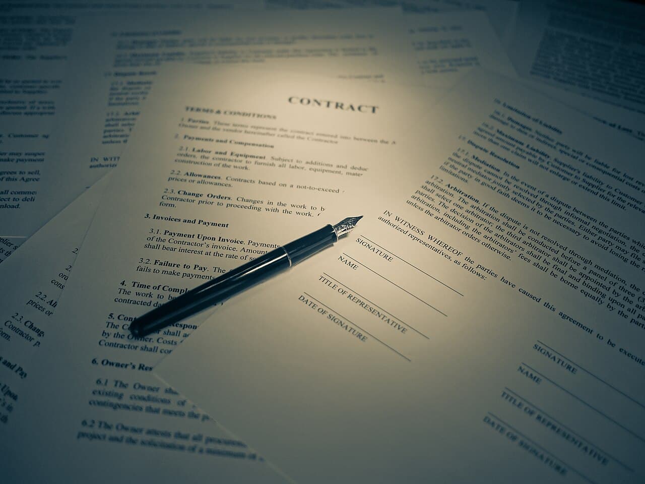 Document de contrat et stylo plume illustrant un devis à compléter