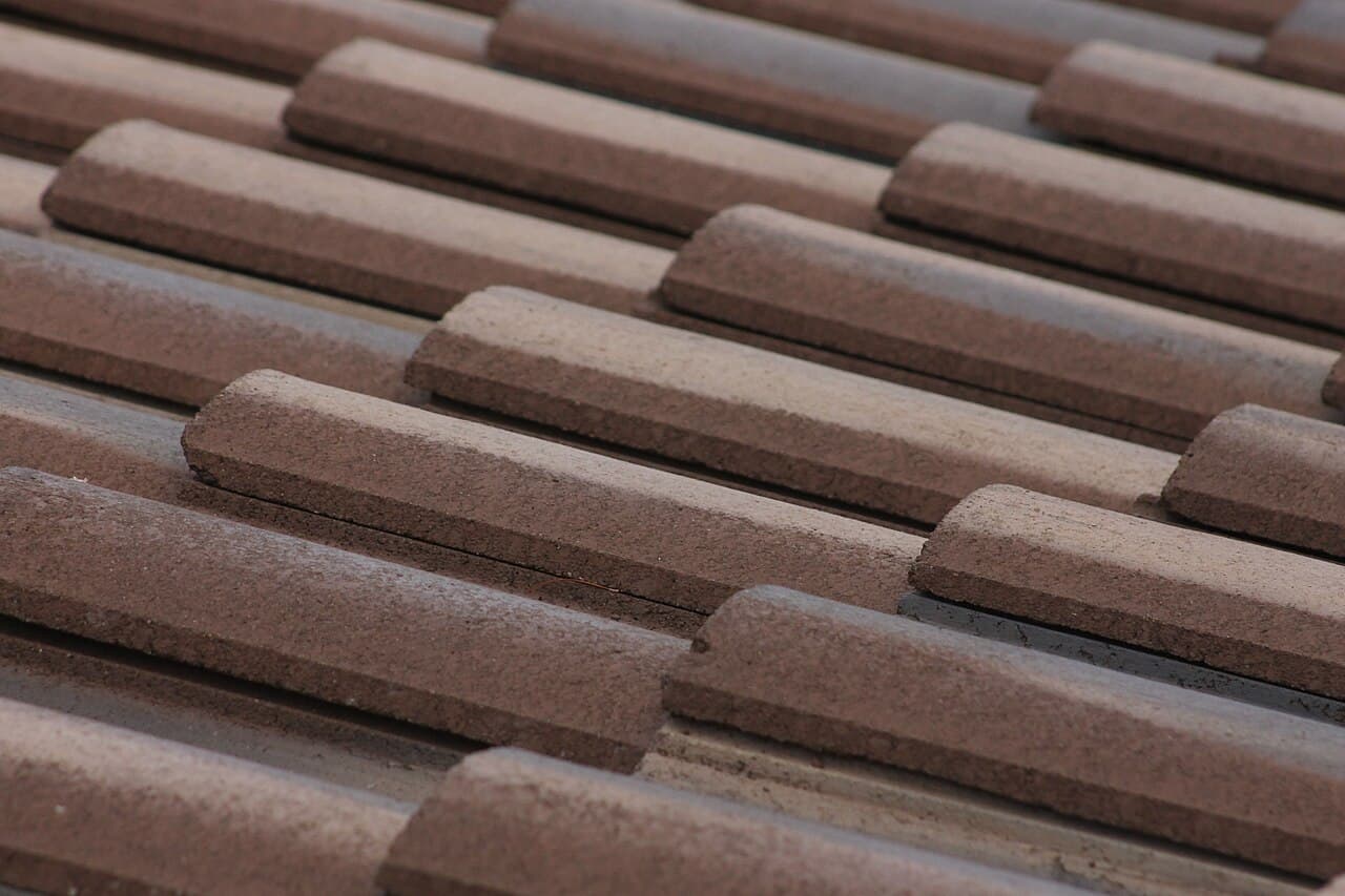 Gros plan de tuiles de toiture mouillées par la pluie