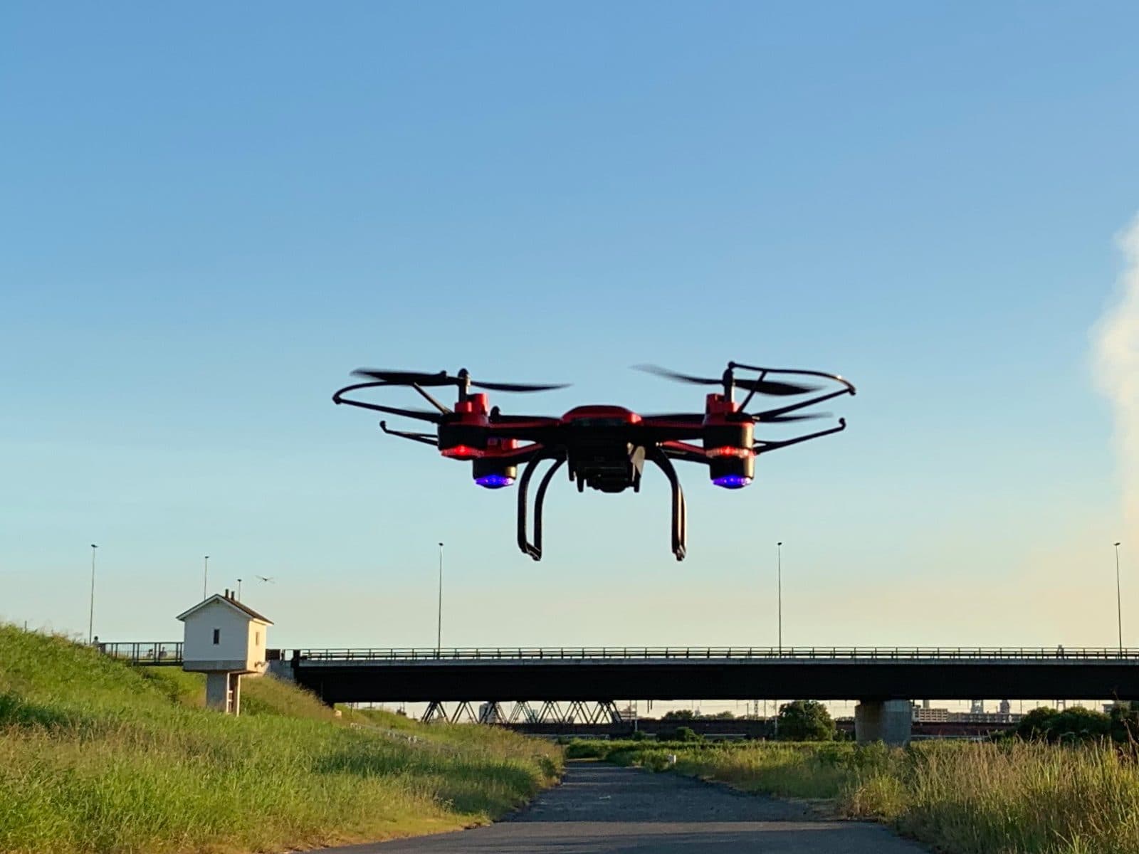 Drone professionnel en vol, utilisé pour le nettoyage en hauteur